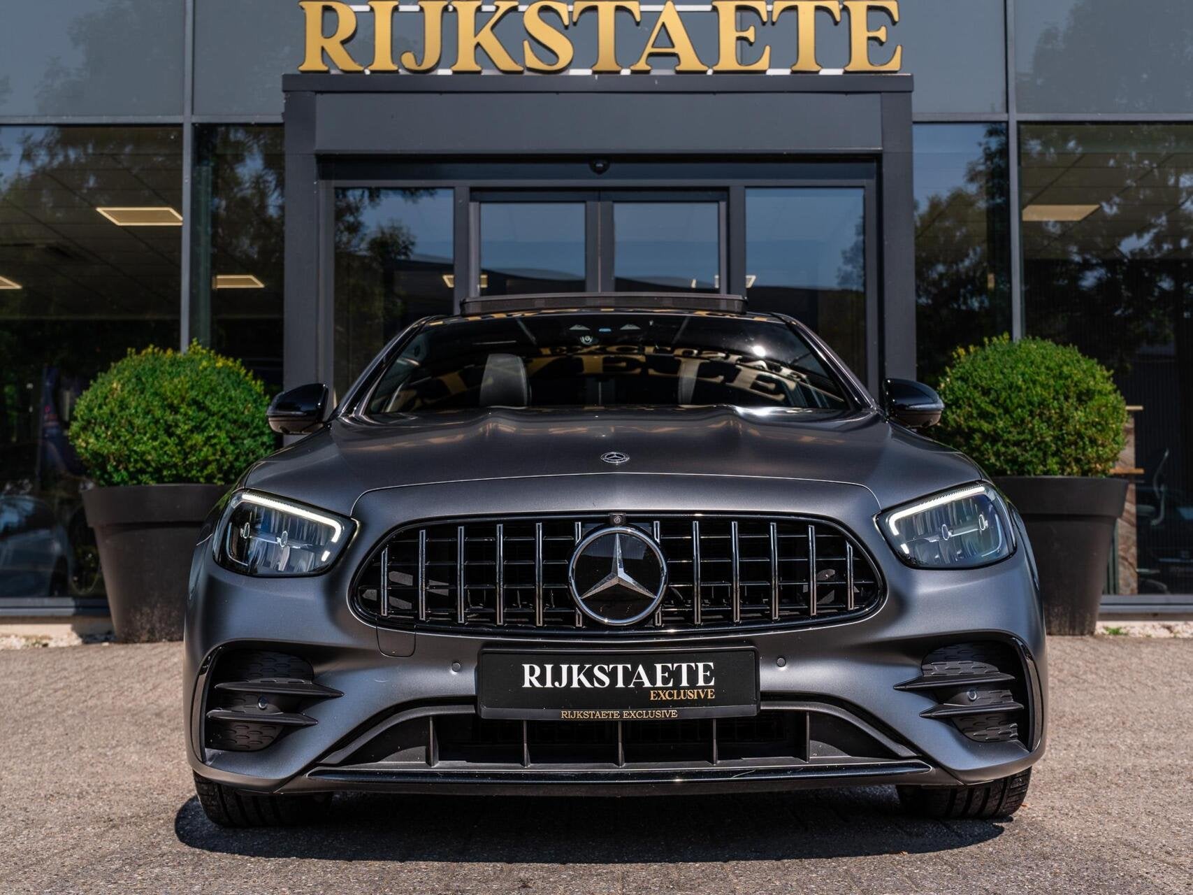 Mercedes E-klasse E300 e 4MATIC AMG Line|PANO|BURMESTER|360, Auto's, Mercedes-Benz, Automaat, Gebruikt, 4 cilinders, Met garantie (alle)