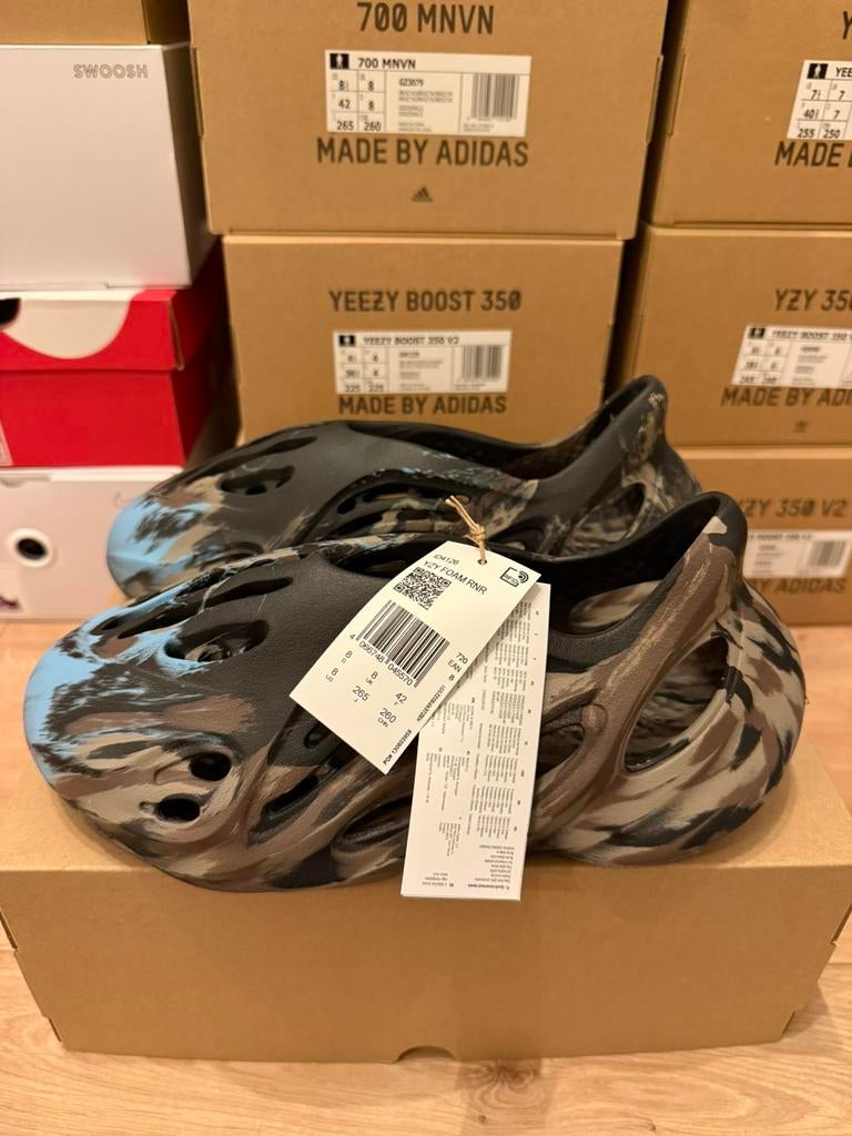 Yeezy Foam RNR Mx Cinder Maat 42 Deadstock, Overige kleuren, Nieuw, Ophalen of Verzenden, Sneakers of Gympen