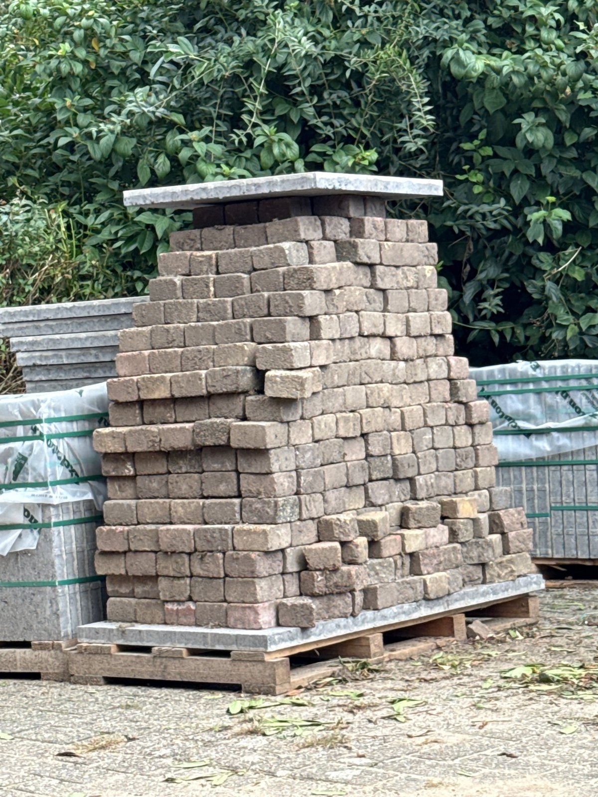 Gratis af te halen: 500 stenen/klinkers (geel, rood, grijs), Gebruikt, Klinkers, Beton, 5 tot 10 m²