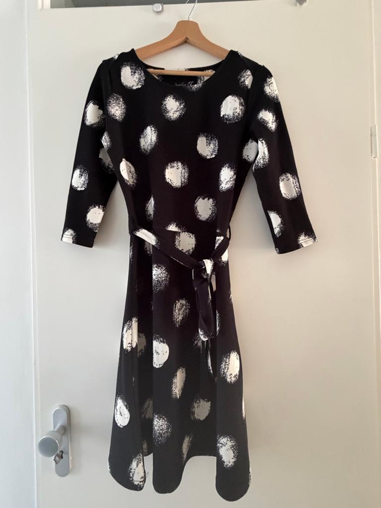 Smash jurk zwart met witte noppen - Maat 36, Kleding | Dames, Jurken, Zwart, Nieuw, Ophalen of Verzenden, Maat 36 (S)