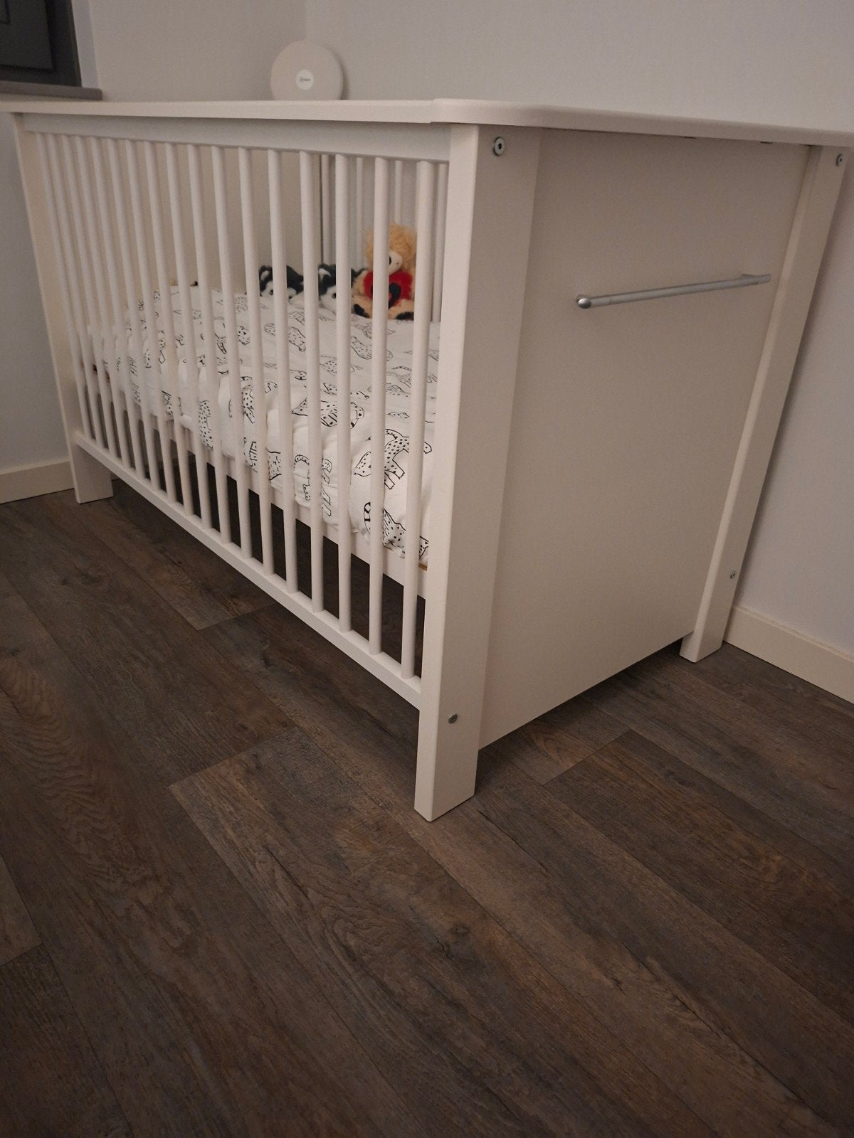 Wit babybedje met verstelbare bodem, Huis en Inrichting, Slaapkamer | Bedden, Gebruikt, Eenpersoons, 70 cm of minder, 190 cm of minder