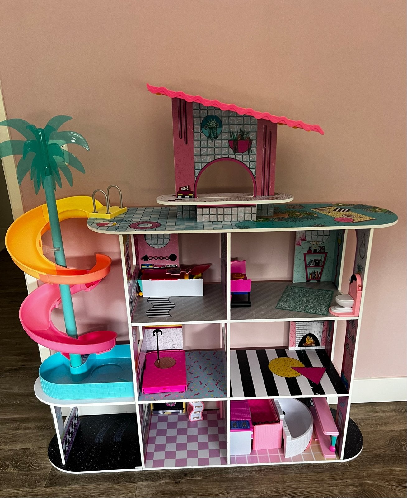 Groot L.O.L. Surprise! Poppenhuis met glijbaan en zwembad, Ophalen, Zo goed als nieuw, Poppenhuis