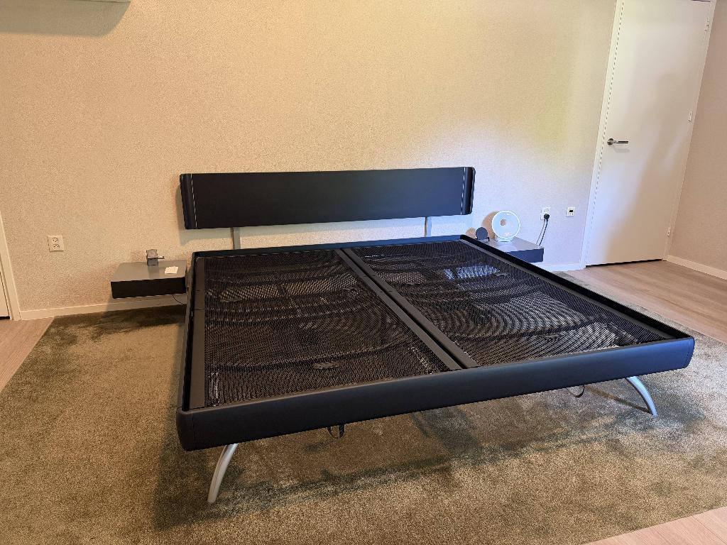 Auping Match 200x200 elektrisch met nachtkastjes, Huis en Inrichting, Ophalen, Verstelbaar, Blauw, Design