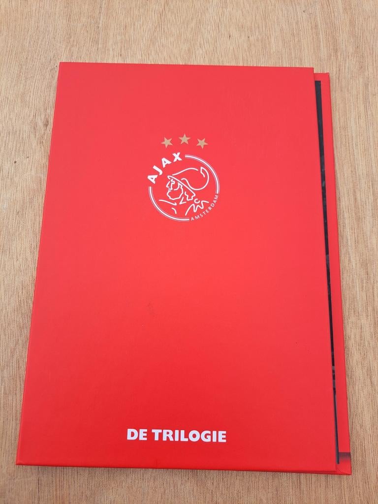 Ajax DVD "De Trilogie" met handleiding in mapje, Voetbal, Gebruikt, Alle leeftijden, Boxset