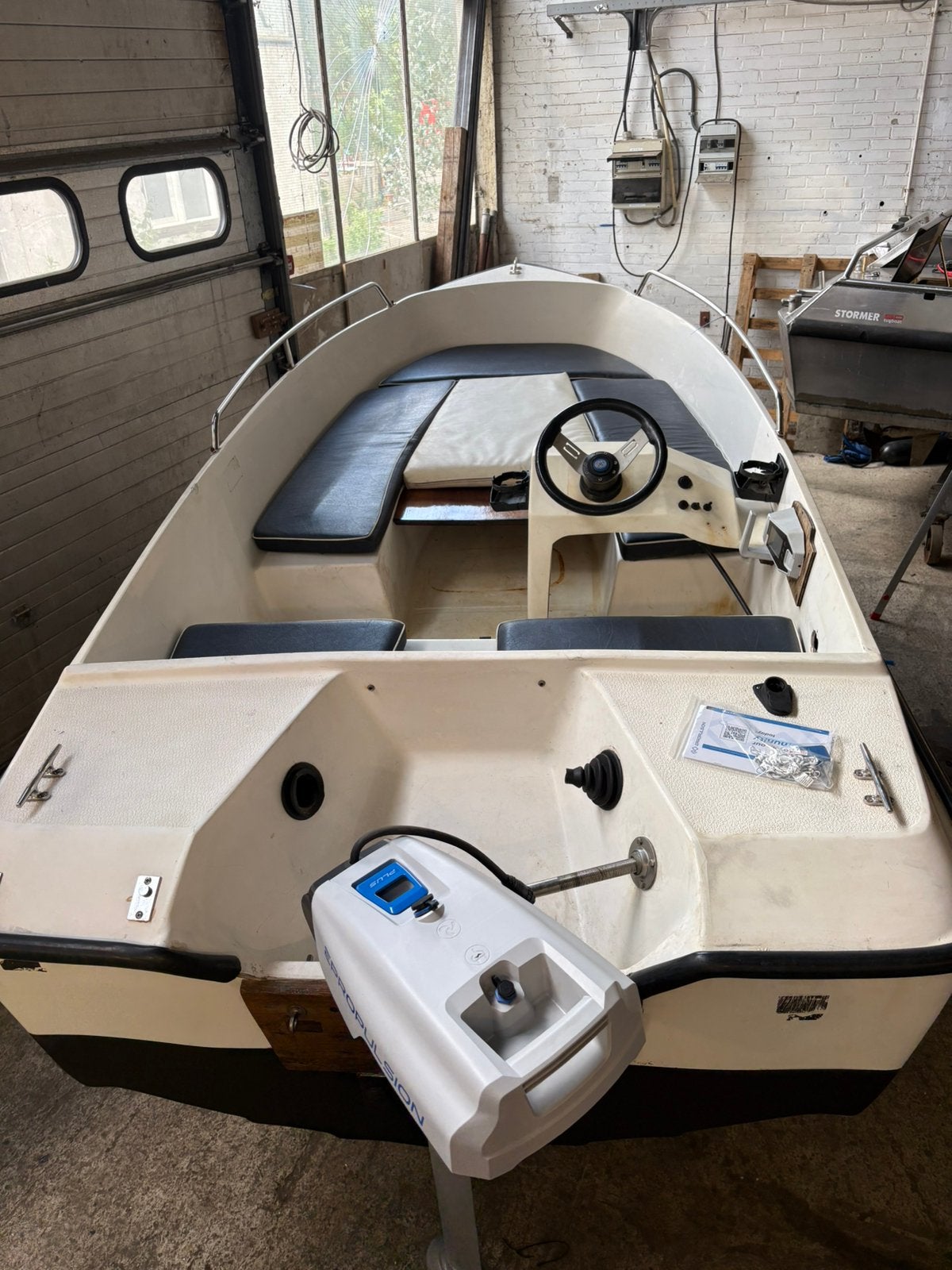 Polyester sloep met nieuwe elektrische motor en stuursysteem, Watersport en Boten, Sloepen, Ophalen of Verzenden, Zo goed als nieuw