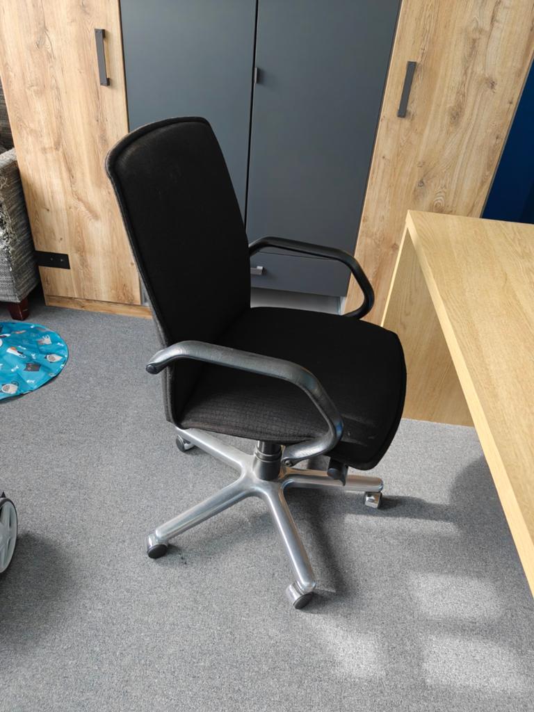 Gratis Bureau 140 bij 75, met bureaustoel., Ophalen of Verzenden, Gebruikt, Zwart
