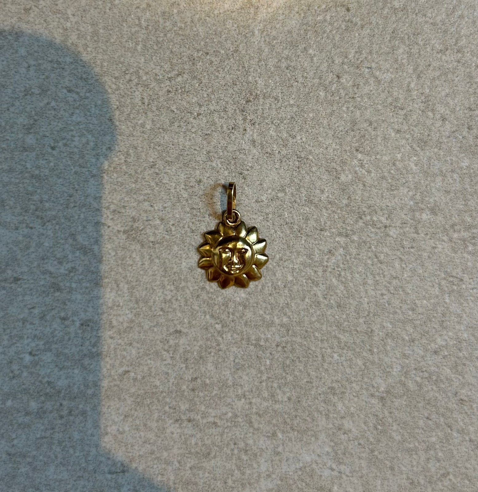 9k gouden bedeltje zon zgan, Verzenden, Zo goed als nieuw, Goud, Overige merken