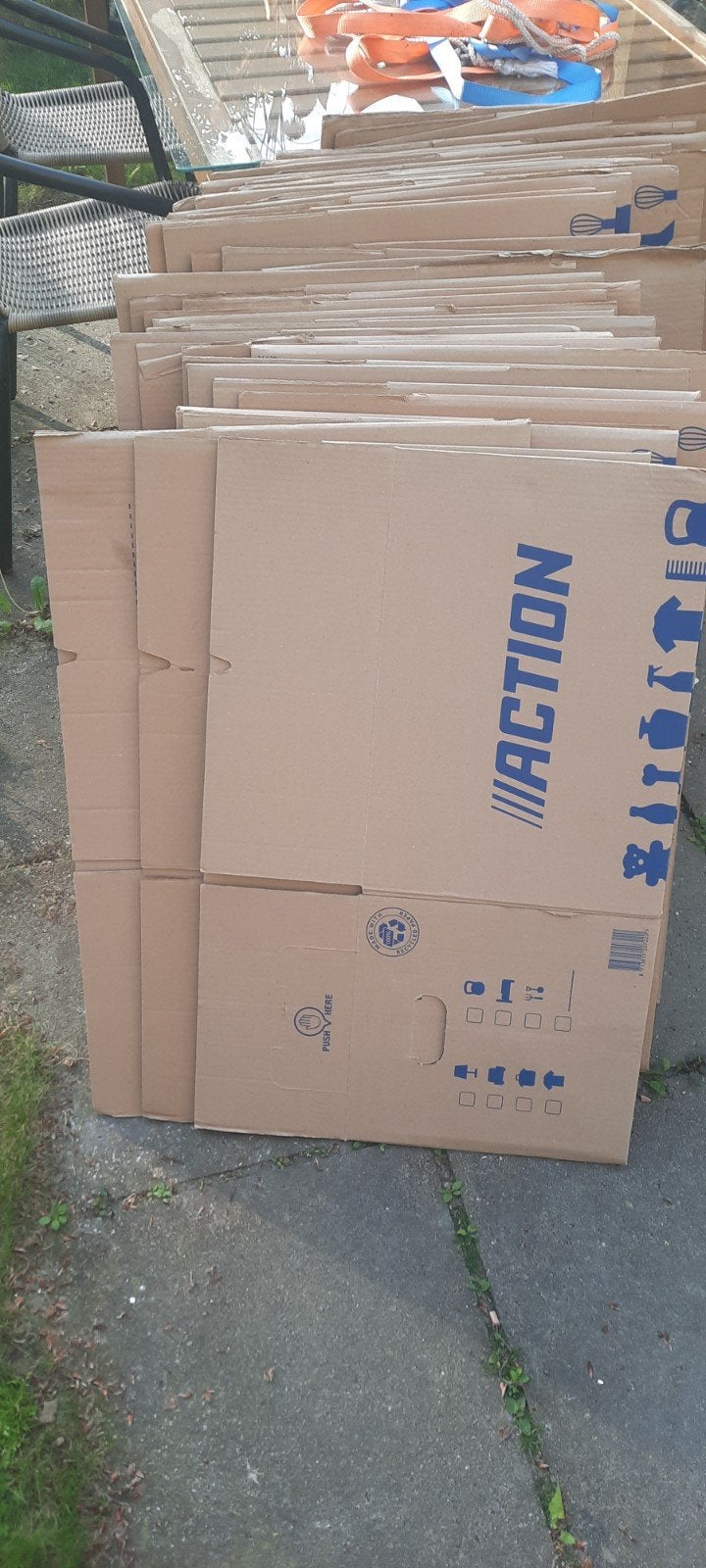 Grote stapel verhuisdozen van Action, Ophalen, 40 tot 60 cm, Opvouwbaar, 50 tot 75 cm