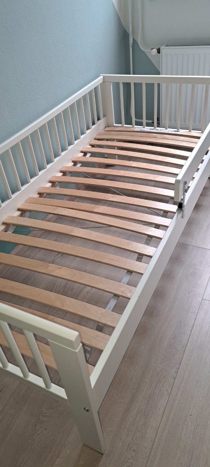 Peuter/ kleuterbed van ikea met lattenbodem en matras, Kinderen en Baby's, Kinderkamer | Bedden, Ophalen, 140 tot 160 cm, 70 tot 85 cm
