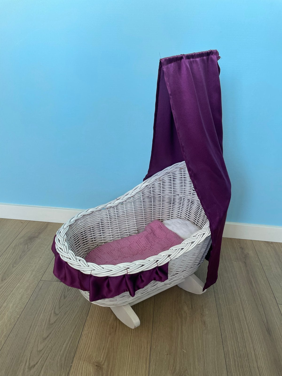 Witte rieten poppenwieg met paars doek, Ophalen, Gebruikt, Babypop