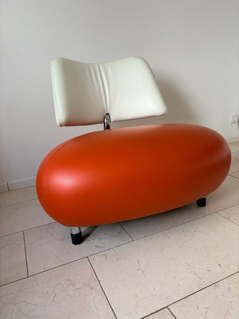 Leolux Moderne design fauteuil - Oranje met wit leer, Huis en Inrichting, Fauteuils, Ophalen, Zo goed als nieuw, 50 tot 75 cm