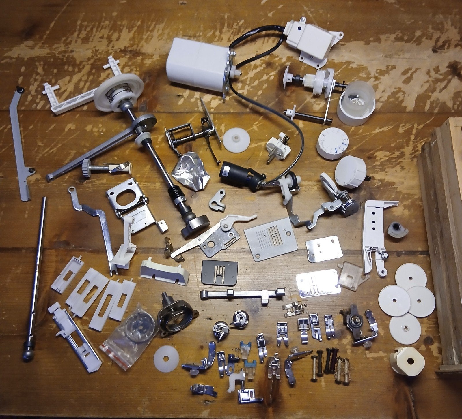 Diverse naaimachine onderdelen: motor, voetjes, spoeltjes, Ophalen, Gebruikt, Naaimachine, Overige merken