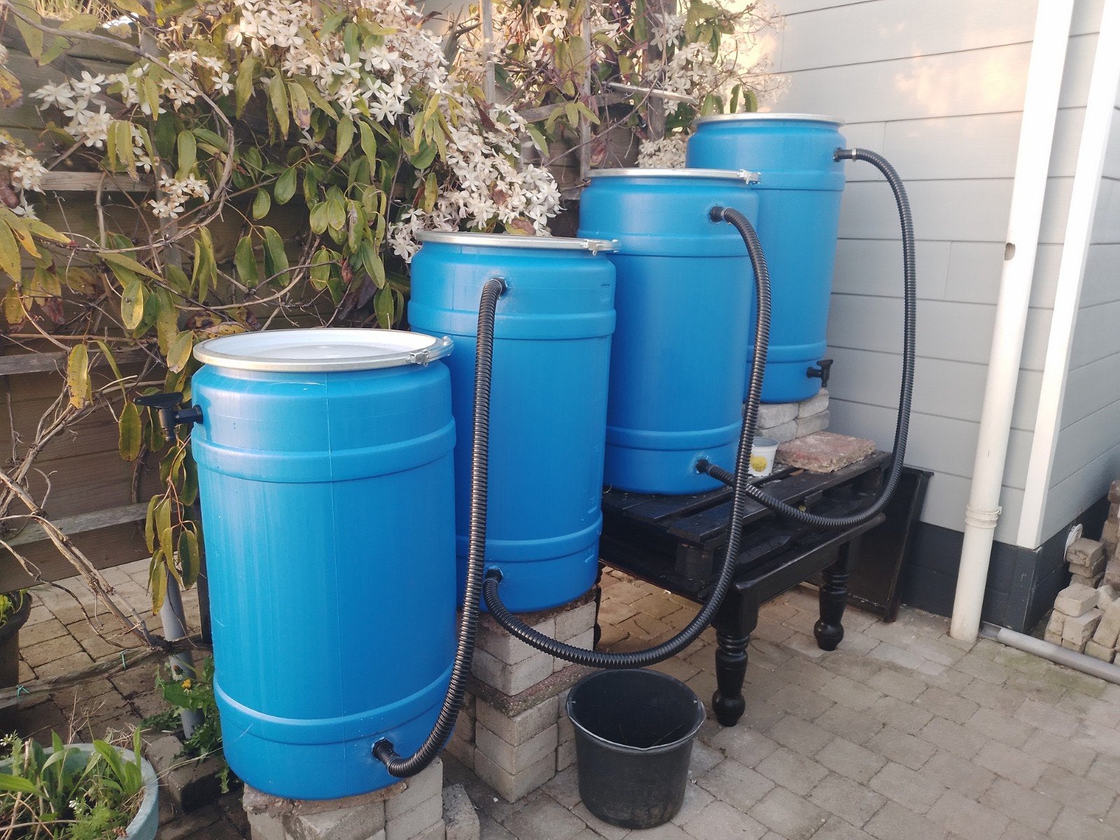 4x blauwe ton met deksel, Tuin en Terras, 75 tot 150 liter, Ophalen, Gebruikt