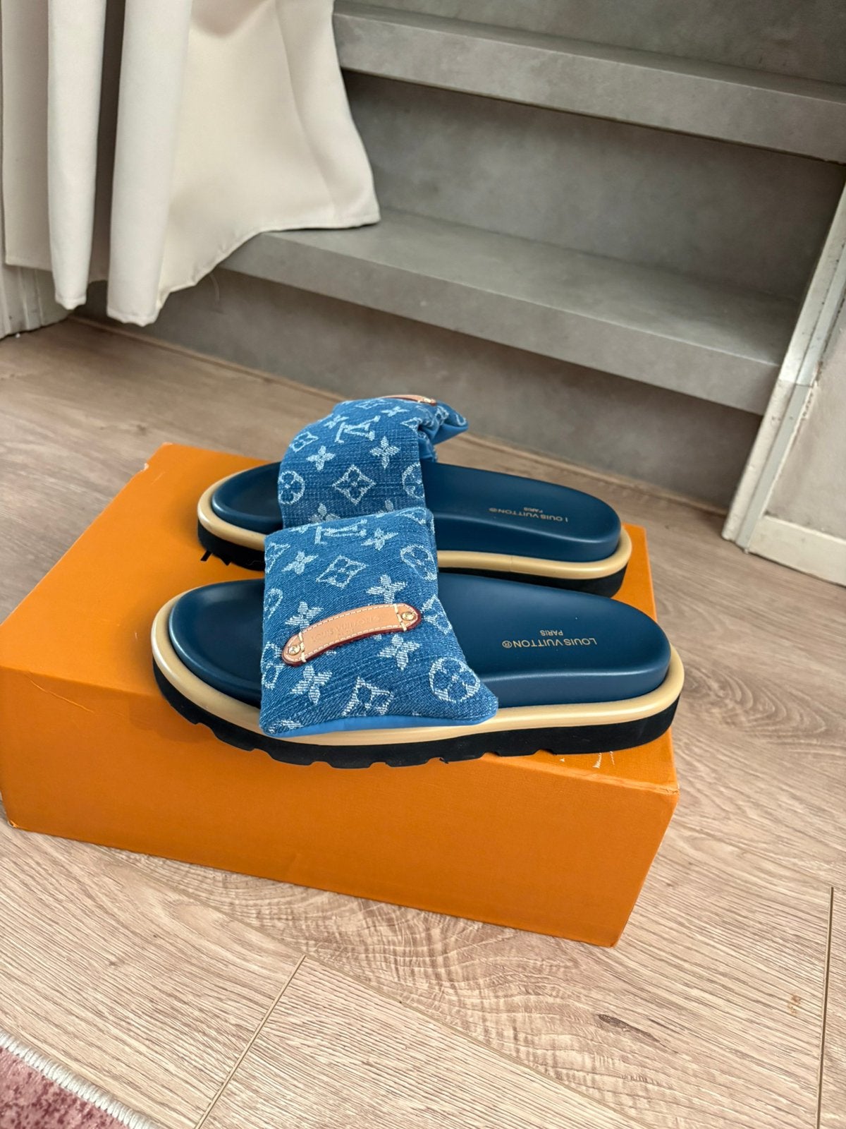Slippers, Ophalen of Verzenden, Zo goed als nieuw, Zwart, Sneakers of Gympen