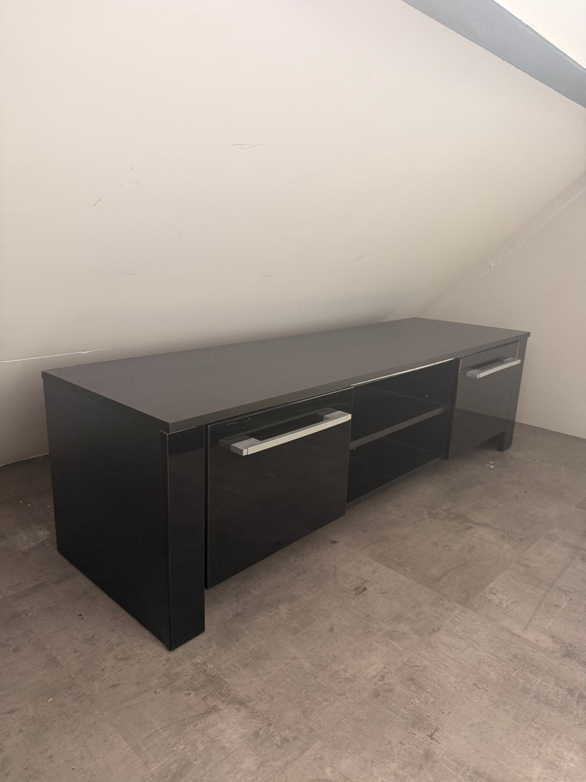 Hoogglans TV-meubel met deurtjes - 140cm breed, 45cm diep, Ophalen, 100 tot 150 cm, Zo goed als nieuw, Minder dan 100 cm