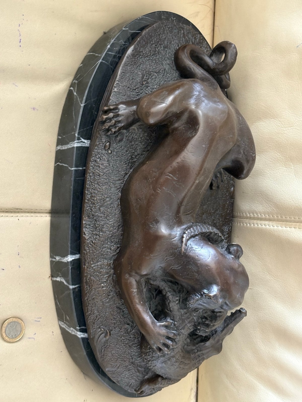 Bronzen beeld: Tijger vecht met krokodil op marmeren sokkel, Ophalen of Verzenden, 20 - 50 cm, Beeld, Bruin