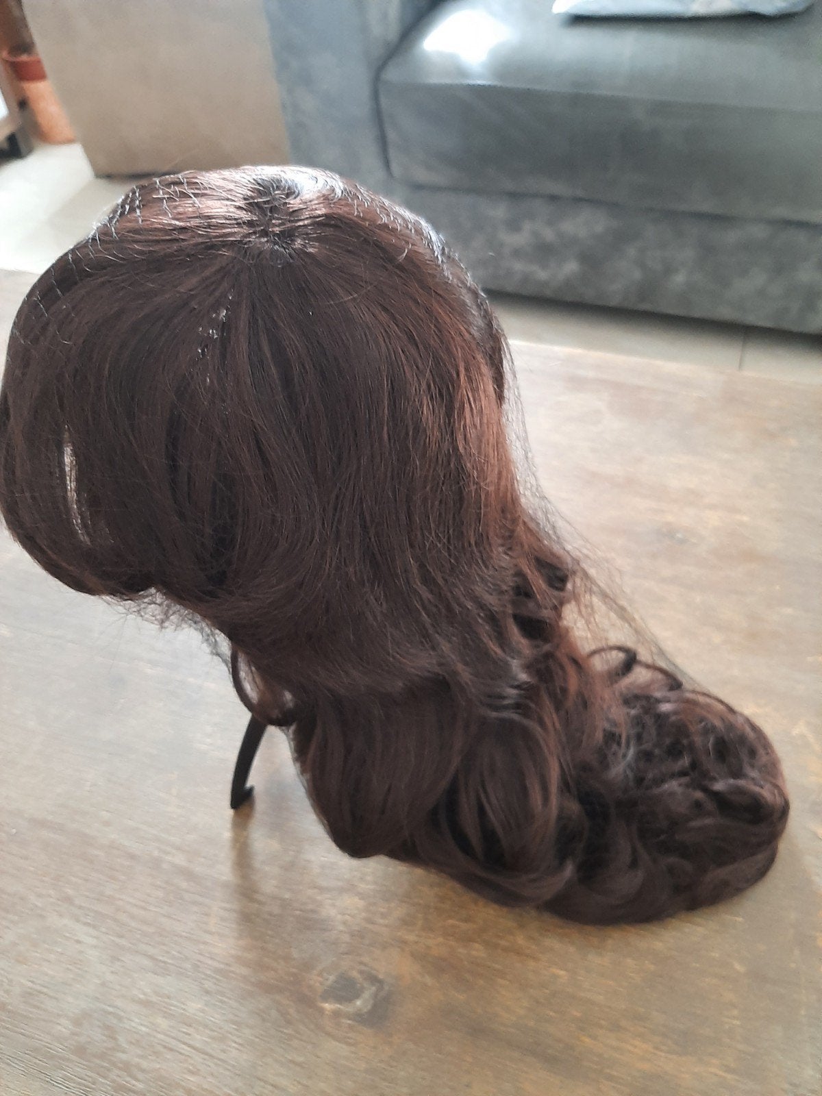 Donkerbruine pruik met lange krullen, Sieraden, Tassen en Uiterlijk, Uiterlijk | Haarverzorging, Ophalen of Verzenden, Gebruikt