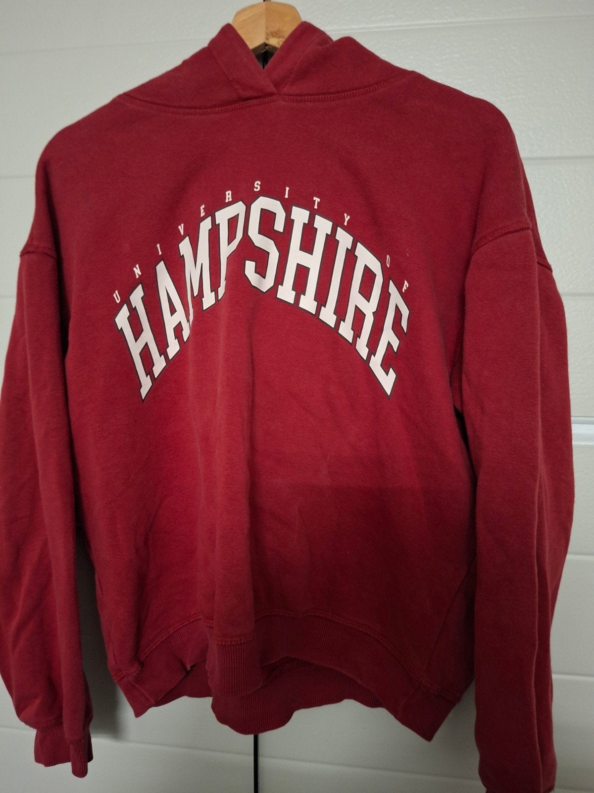 H&M Hoodie Maat S - Rood met 'Hampshire' opdruk, Kleding | Dames, H&M, Ophalen of Verzenden, Maat 36 (S), Gedragen