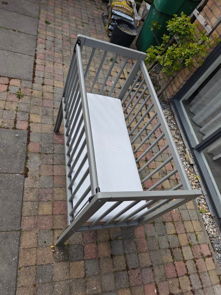 Grijs ledikant met matras, co sleeper, Kinderen en Baby's, Babywiegjes en Ledikanten, Ophalen, Gebruikt, Ledikant