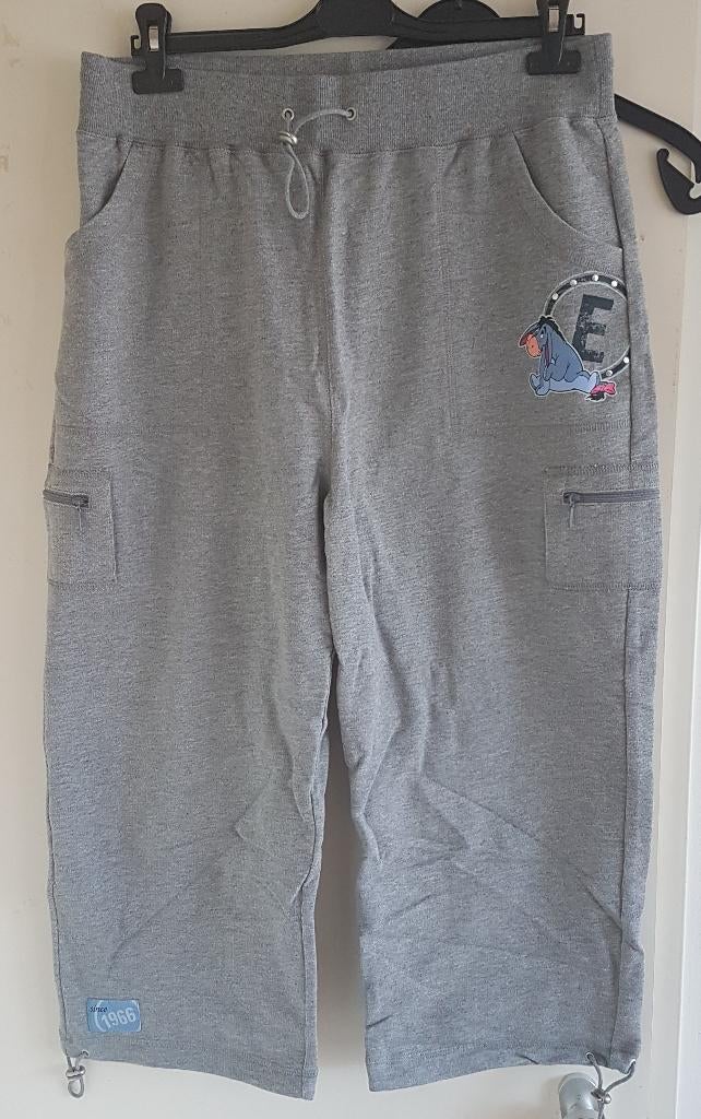 Grijze Disney Store / Eeyore capri broek maat L *NIEUW* a, Kleding | Dames, The Disney Store, Maat 42/44 (L), Nieuw, Ophalen of Verzenden