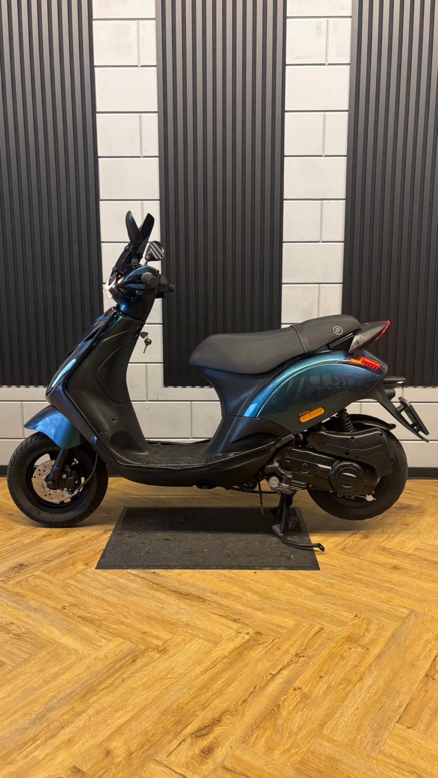 PIAGGIO ZIP 4T 3V 2023 BROM FULL OPTION GLANS CAMELEON, Maximaal 45 km/u, Zip, Ophalen of Verzenden, Zo goed als nieuw