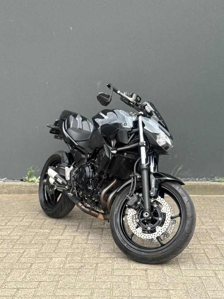 Kawasaki Z650 A2 2024 BLACK ON BLACK FULL OPTION, 2 cilinders, Occasion, Bedrijf, Minimaal motorrijbewijs A2