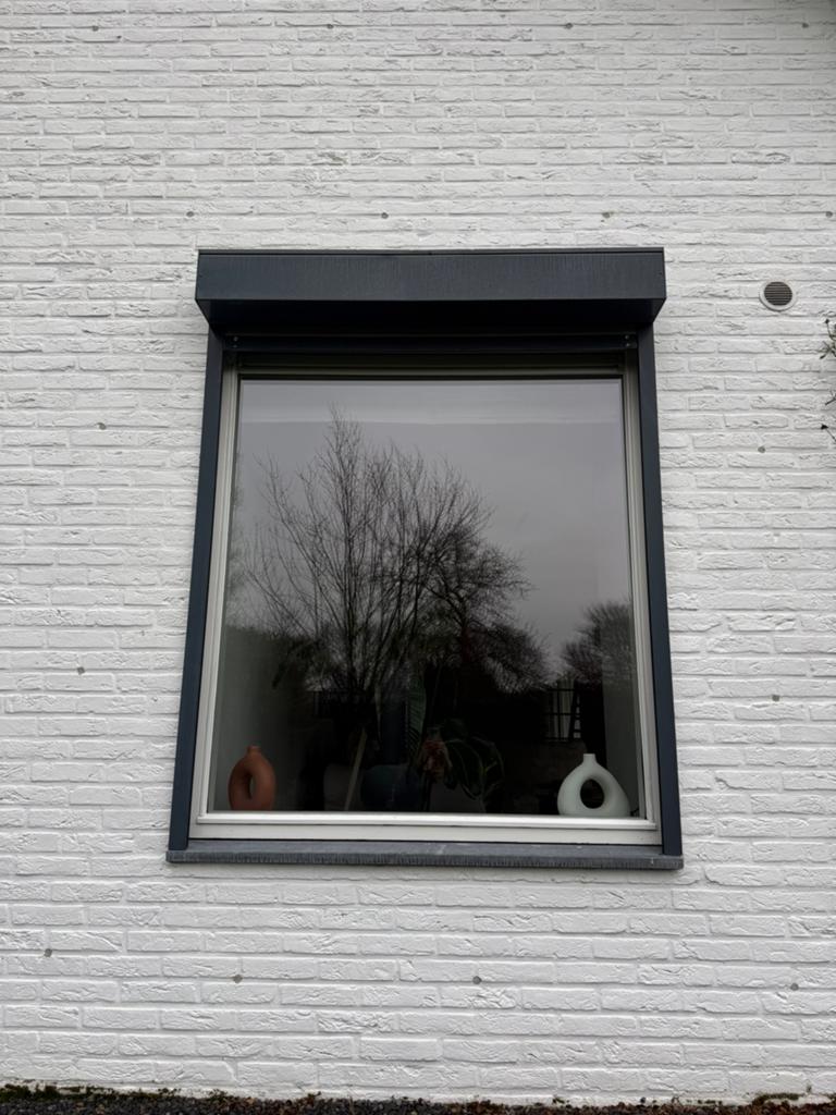 2 rolluiken waar 1 elektrisch, Ophalen, Zo goed als nieuw