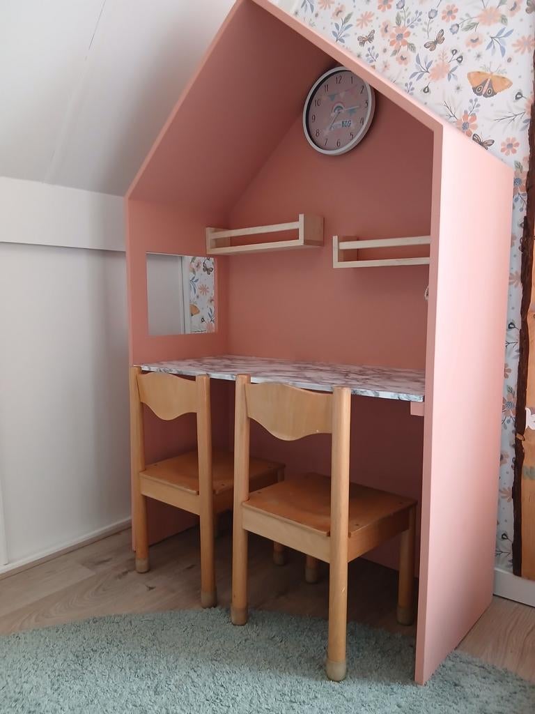 Roze kinderbureau huisje. Bureau kind., Ophalen, Tafel