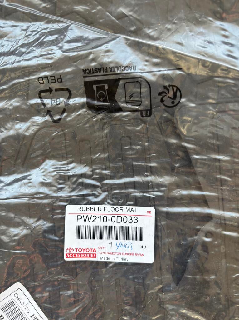 Nieuwe originele rubber mattenset Toyota yaris, Ophalen of Verzenden, Nieuw