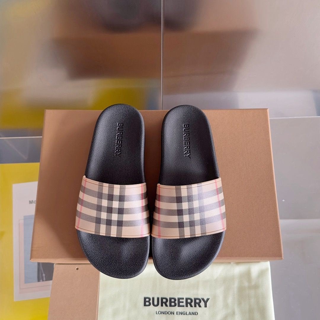 Burberry Slides, Slippers, Beige, Ophalen of Verzenden, Zo goed als nieuw