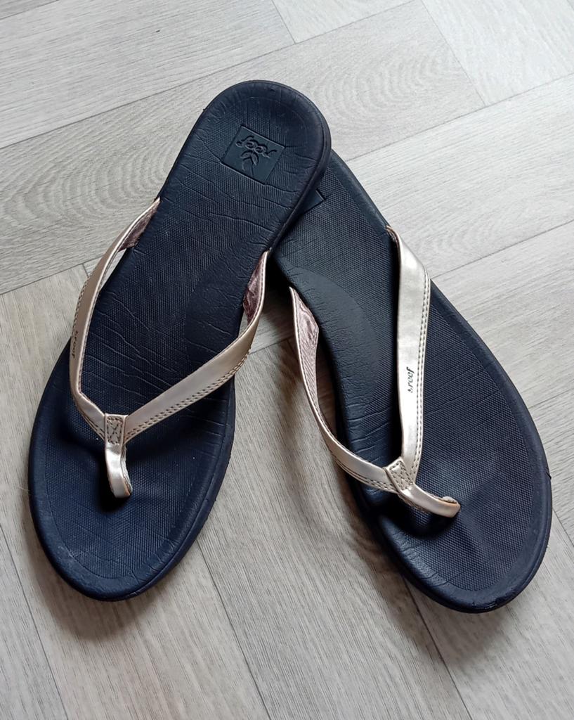 Reef slippers zwart goud 42,5/43, Kleding | Dames, Schoenen, Slippers, Zwart, Ophalen of Verzenden, Zo goed als nieuw