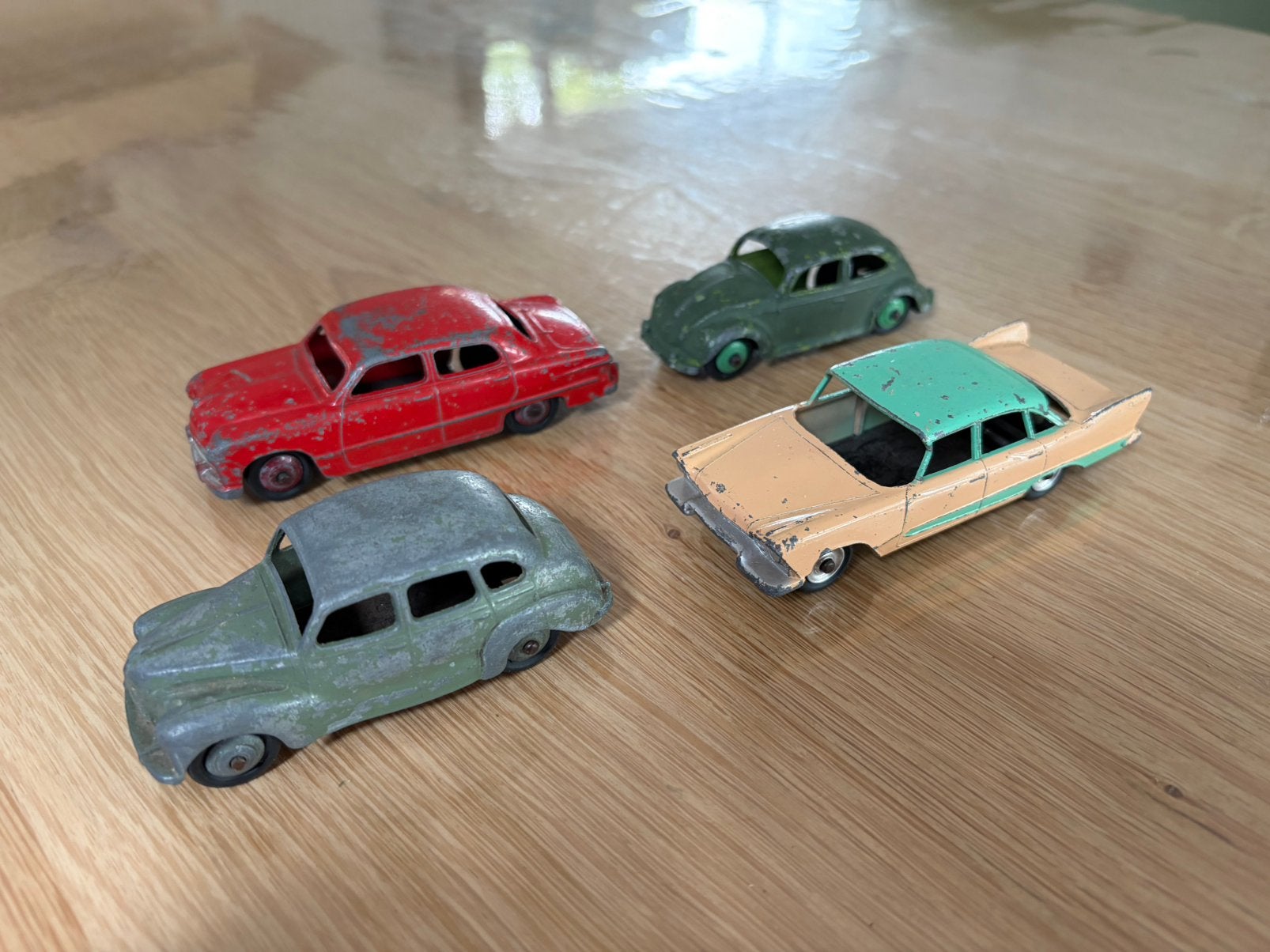 4 Dinky Toys. VW Kever, Ford Sedan, Austin Devon & Plymouth, Hobby en Vrije tijd, Modelauto's | 1:43, Ophalen of Verzenden, Gebruikt