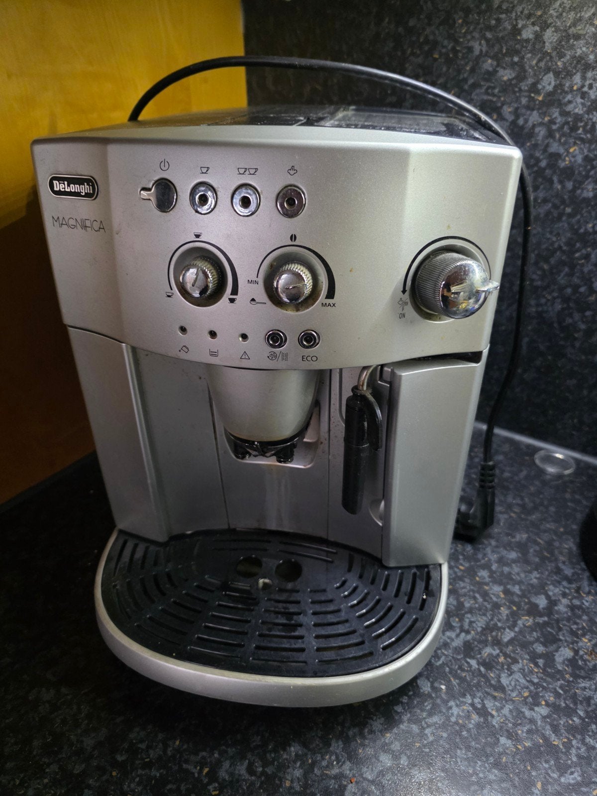 DeLonghi Magnifica volautomaat koffiemachine (werkt)
