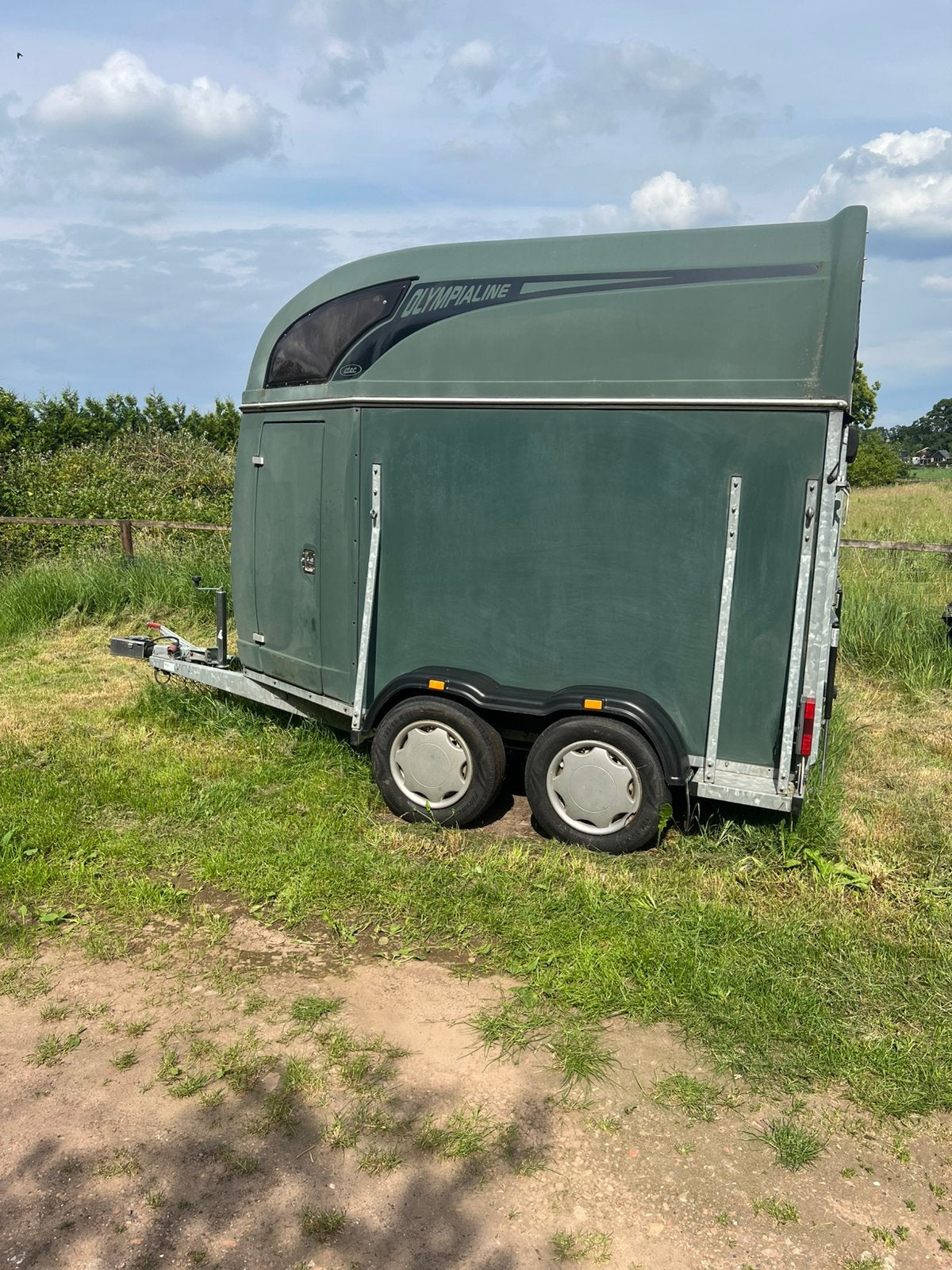 ATEC C2 2-PAARDS TRAILER, Dieren en Toebehoren, Paarden en Pony's | Trailers en Aanhangwagens, Ophalen, Zo goed als nieuw, Polyester
