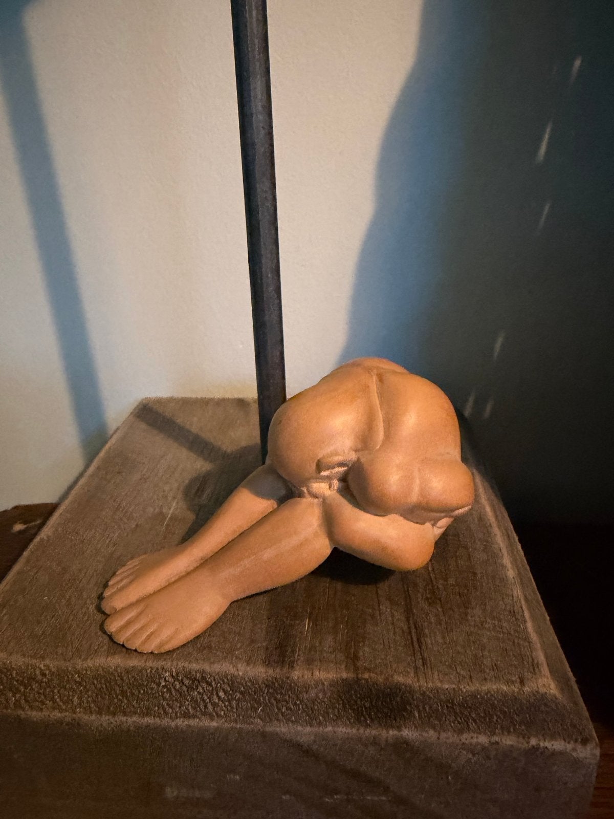 Klein houten yogiman 9 cm beeldje, Minder dan 20 cm, Ophalen of Verzenden, Handgemaakt, Beeld