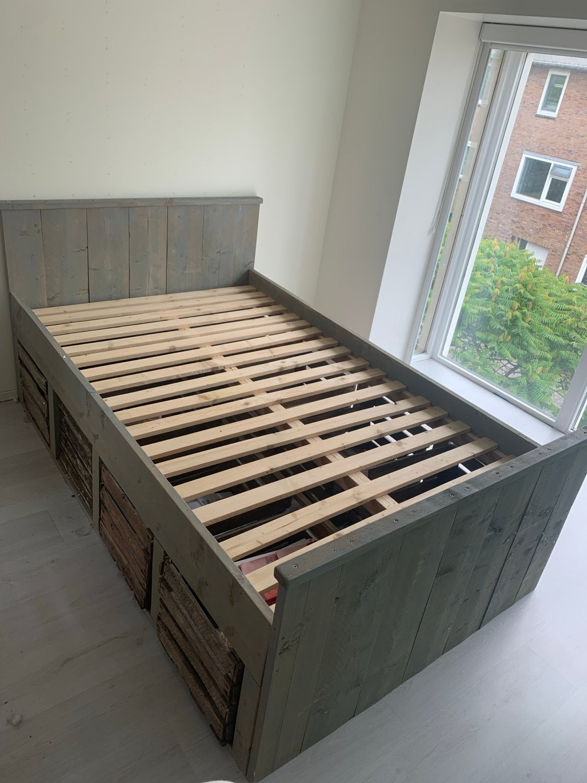 Stoer vergrijsd houten bed met 8 kisten opbergruimte, Ophalen, Gebruikt, Twijfelaar, 120 cm