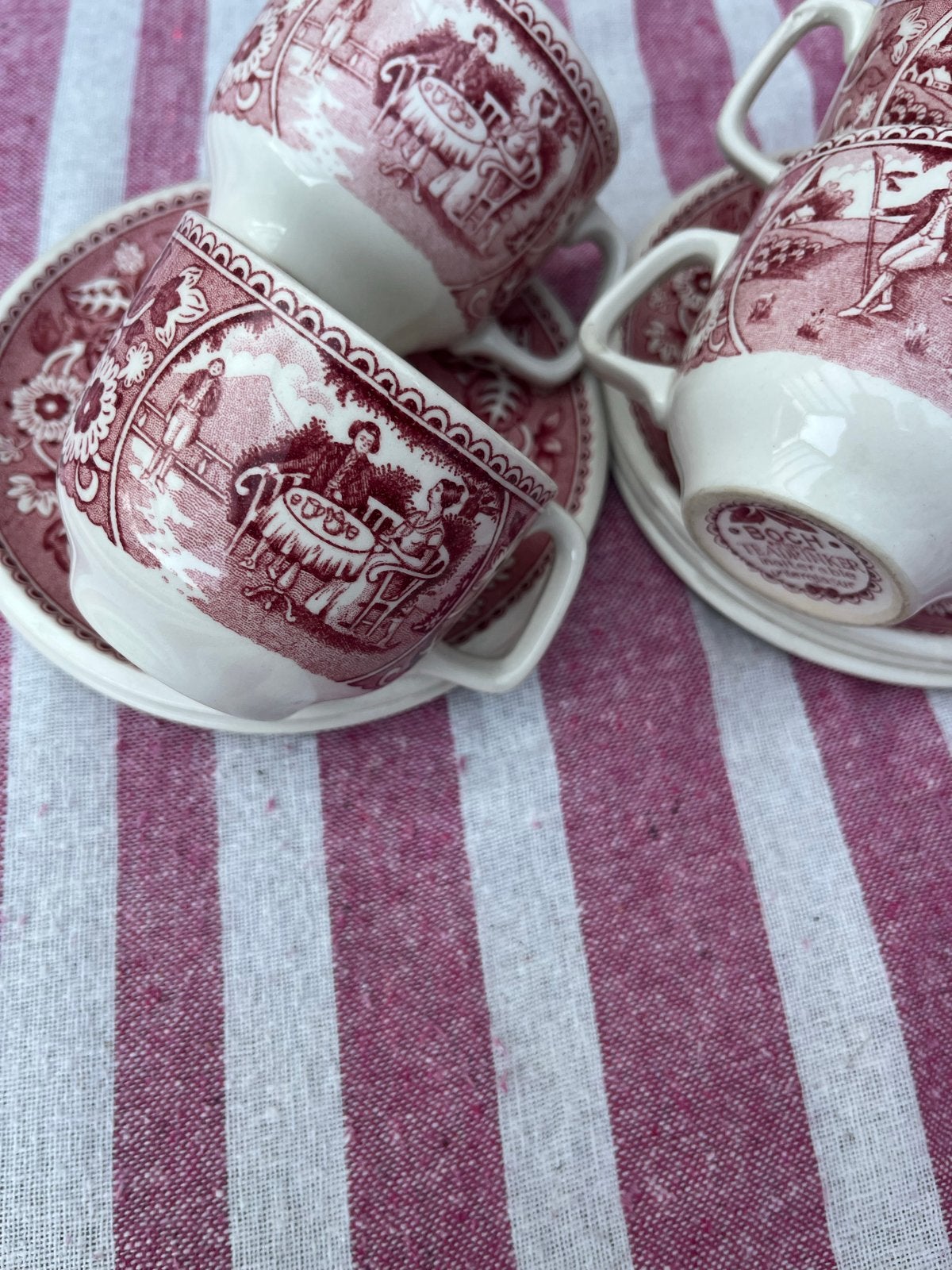 Set van 4 Boch Teadrinker kop en schotels rood extra schotel, Antiek en Kunst, Antiek | Servies los, Verzenden