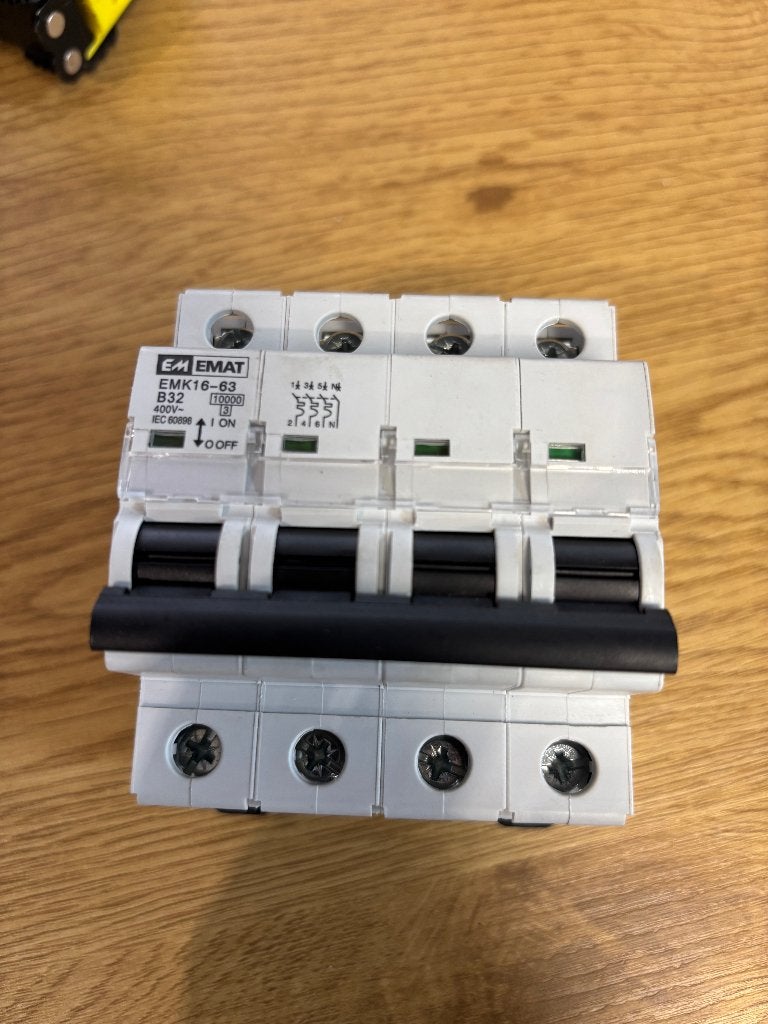 Te Koop EMAT 3P+N B32 (32A) - 400 V krachtstroom, Ophalen of Verzenden, Gebruikt, Emat, Overige typen