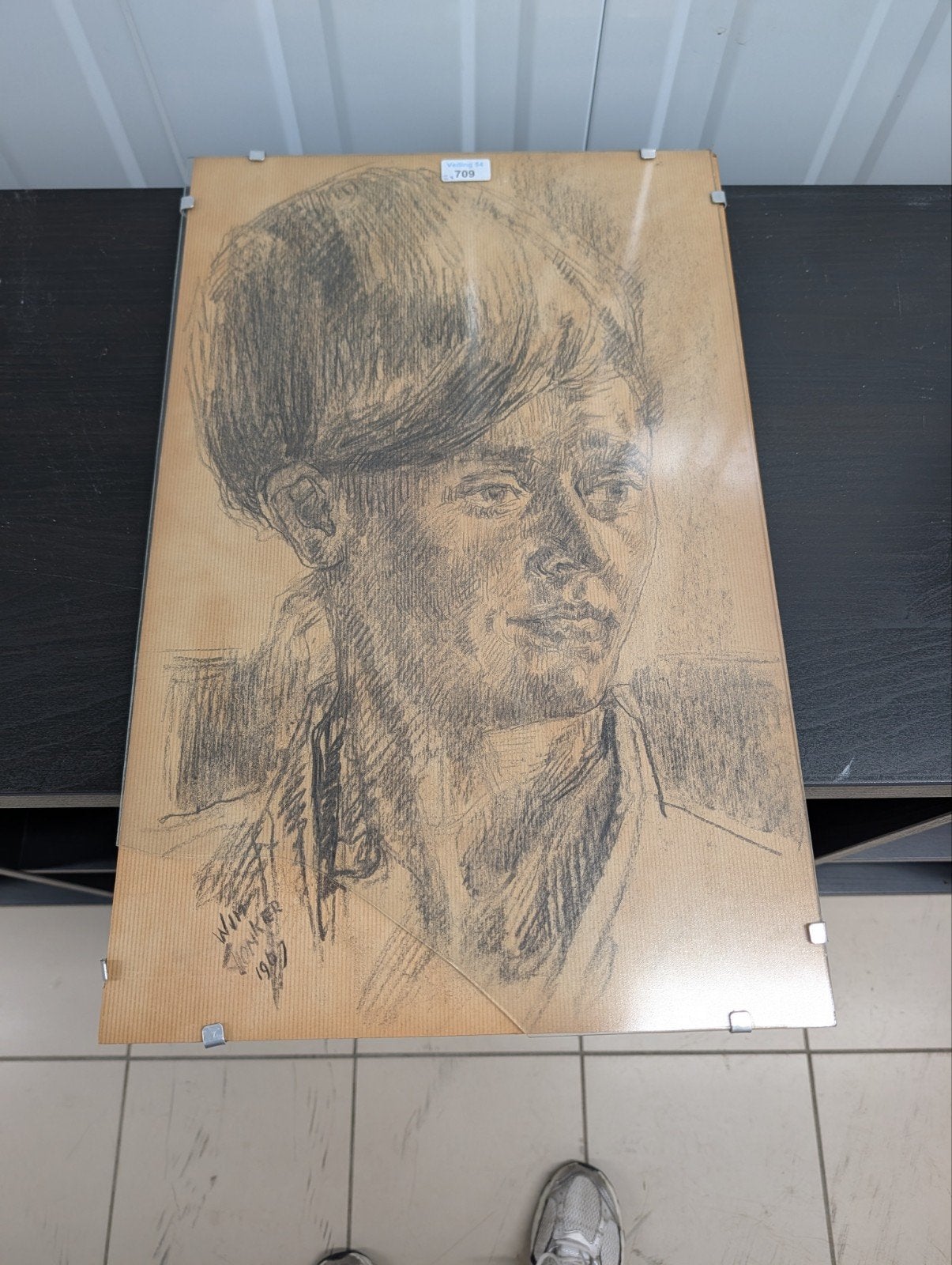 Portret van een man, gesigneerd Wim Jonker 1967, Antiek en Kunst, Ophalen of Verzenden, Tekening, Potloodtekening, Achter glas