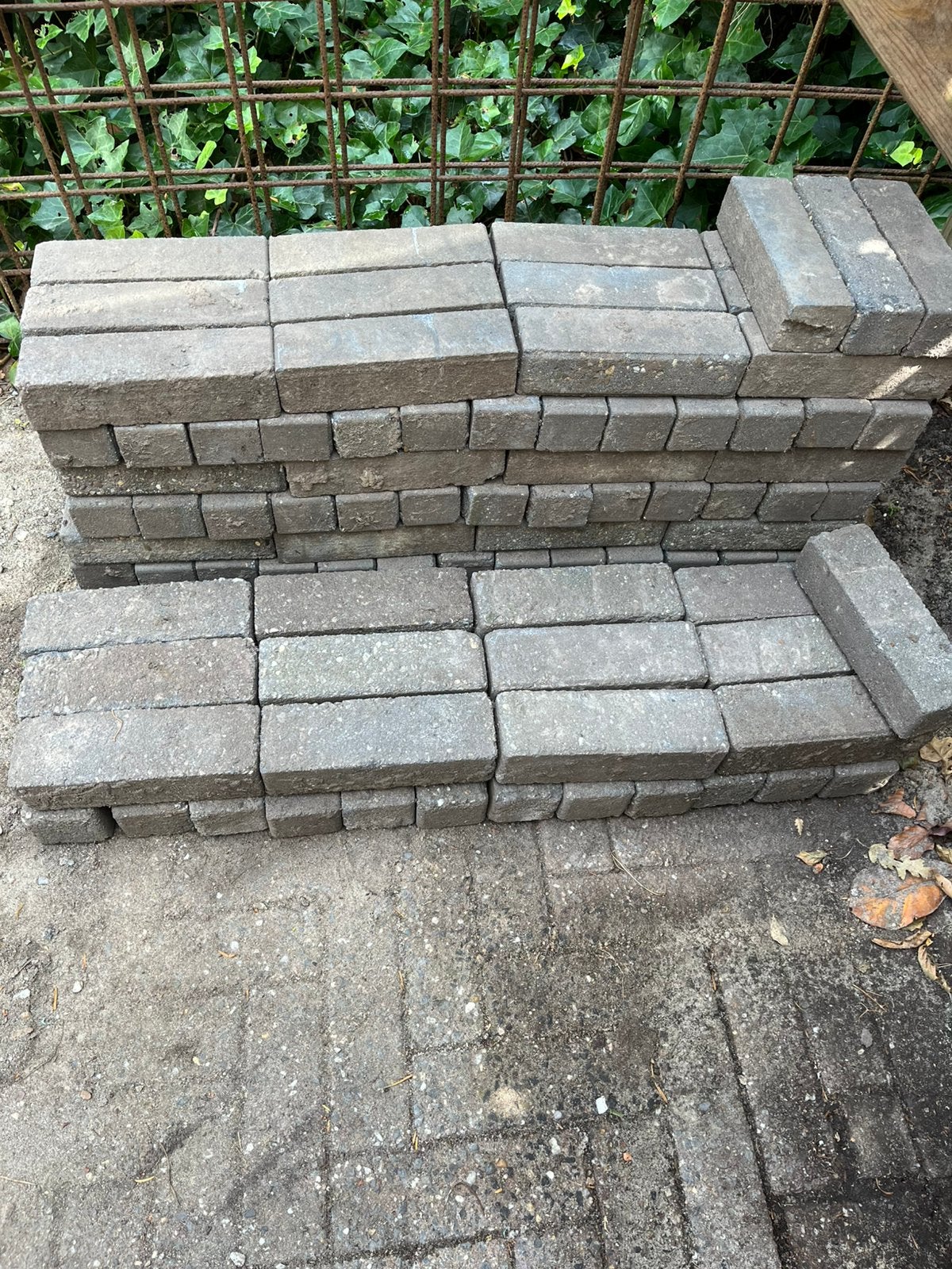 Gratis af te halen antracietgrijze klinkers, Ophalen, Gebruikt, Beton, Klinkers