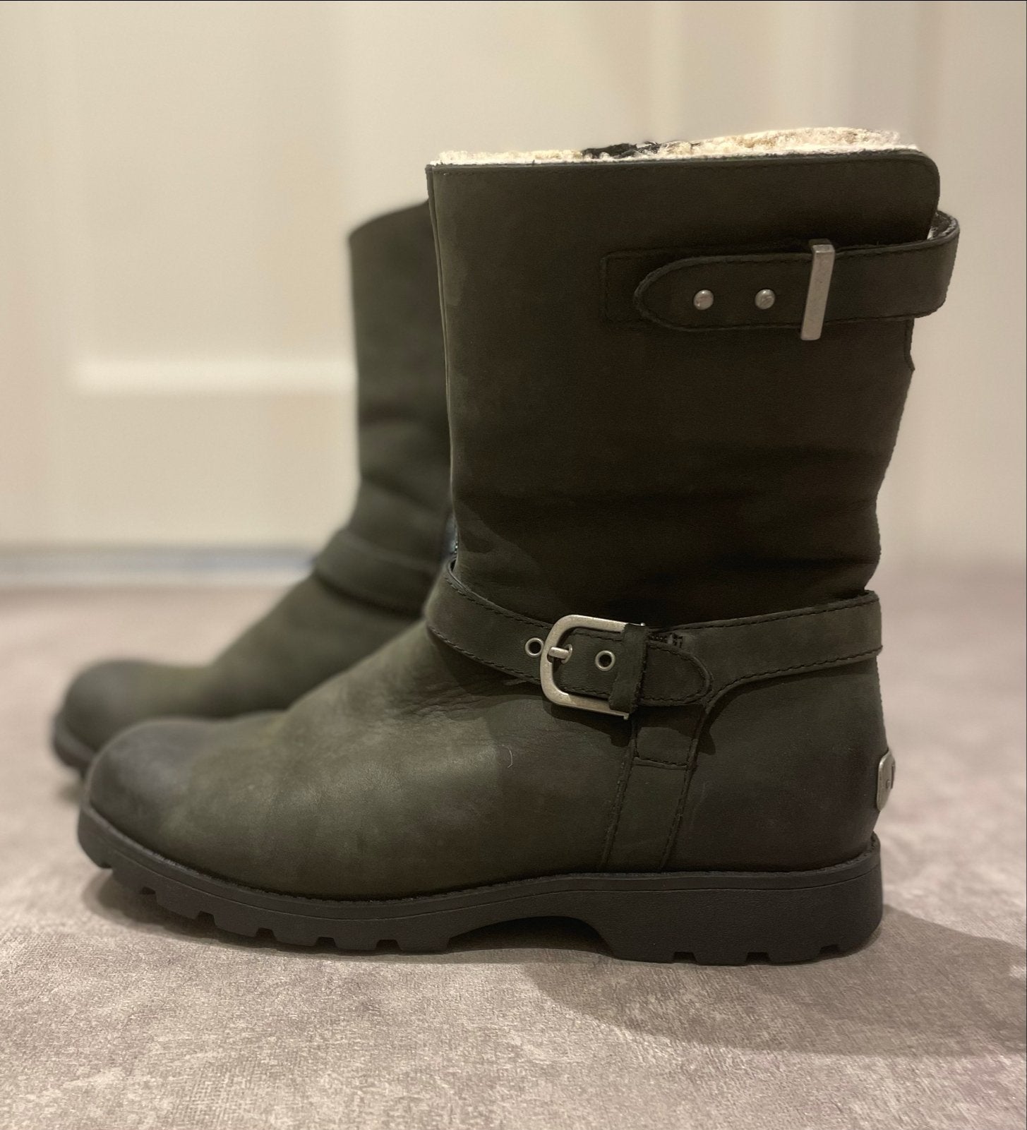 Ugg laarzen legergroen maat 38, Ophalen of Verzenden, Zo goed als nieuw, Groen, Lage of Enkellaarzen