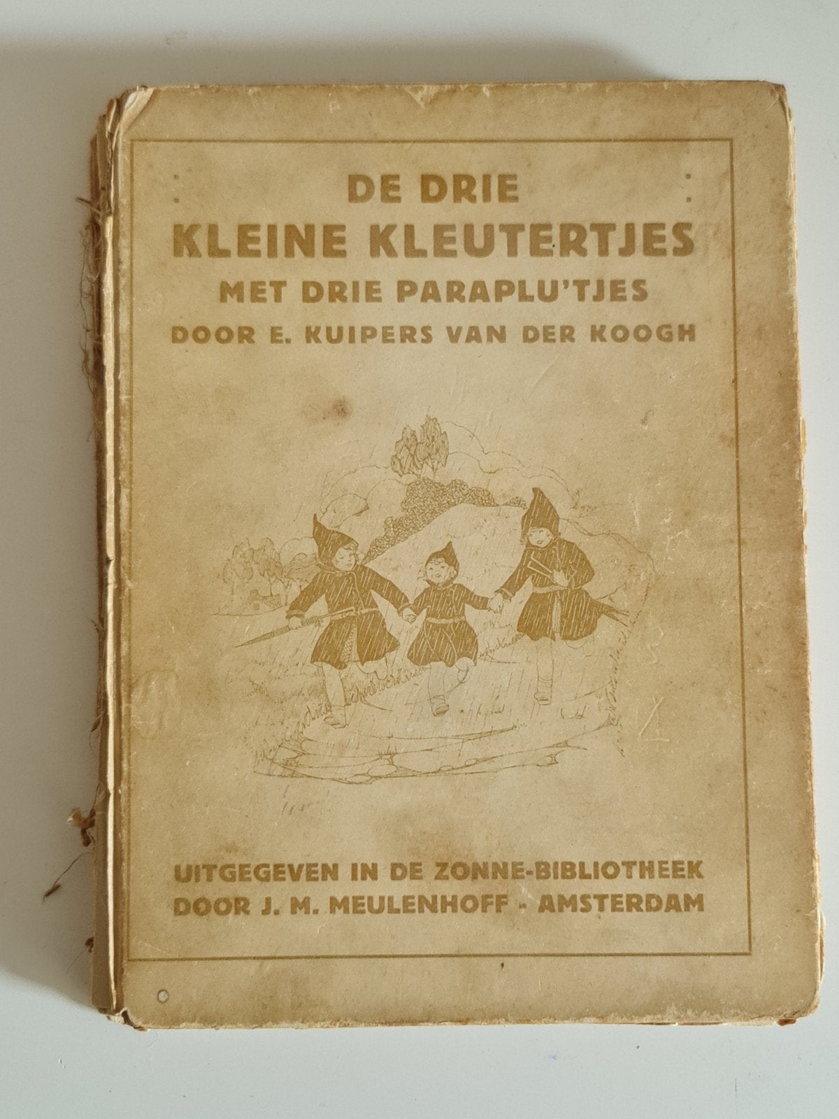 De Drie Kleine Kleutertjes met Drie Paraplu'tjes, Ophalen of Verzenden, Gelezen, Fictie algemeen