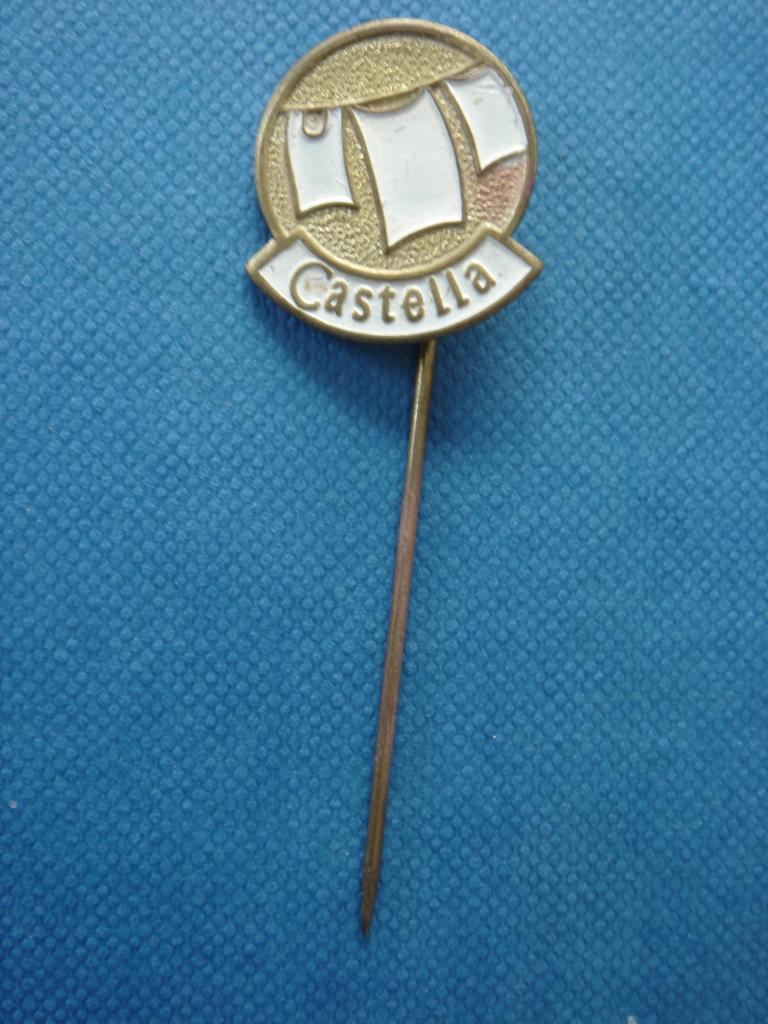 Speld Castella, Verzamelen, Ophalen of Verzenden, Gebruikt, Merk, Speldje of Pin
