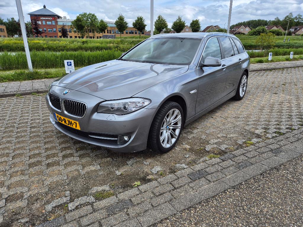 BMW 5-Serie 523I Touring 150KW Aut8 2011 Grijs, Auto's, Zwart, 2000 kg, 2996 cc, Origineel Nederlands