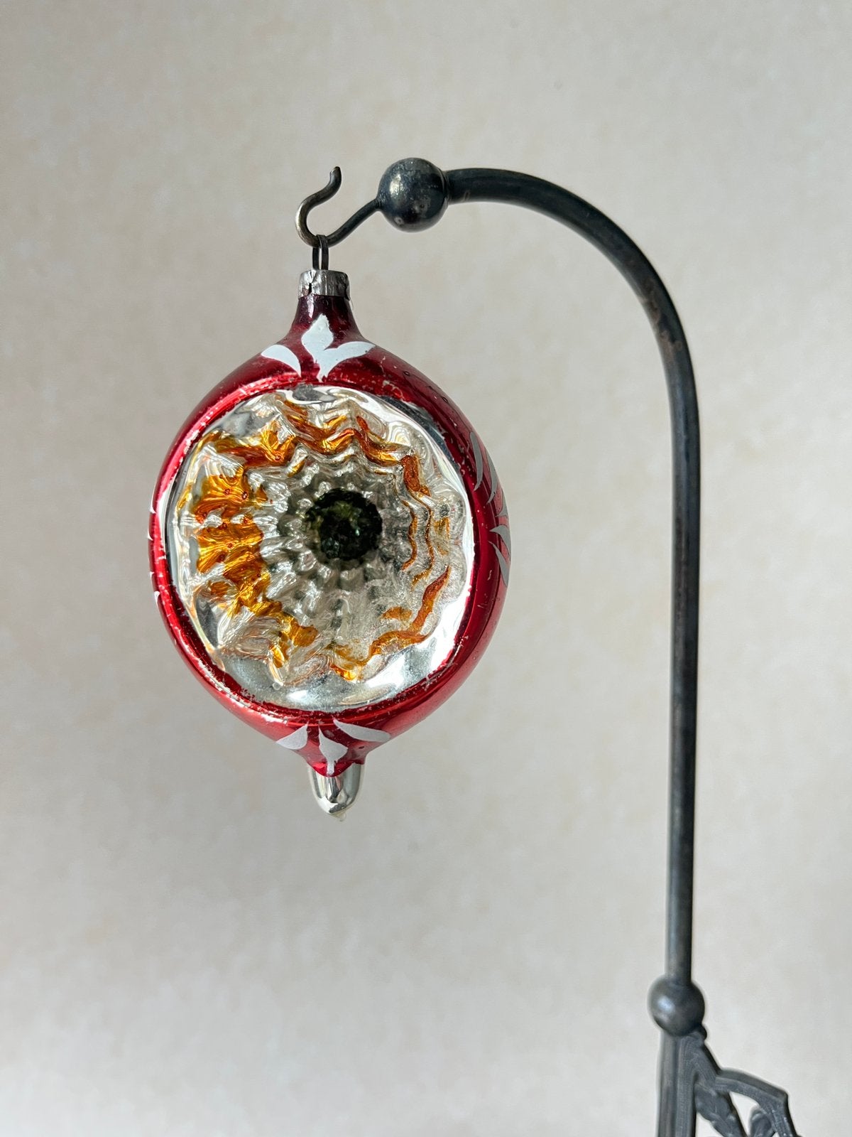 Oude rode glazen kerstbal (nr 53) met deuk, reflector, Diversen, Kerst, Gebruikt, ., Ophalen of Verzenden, .
