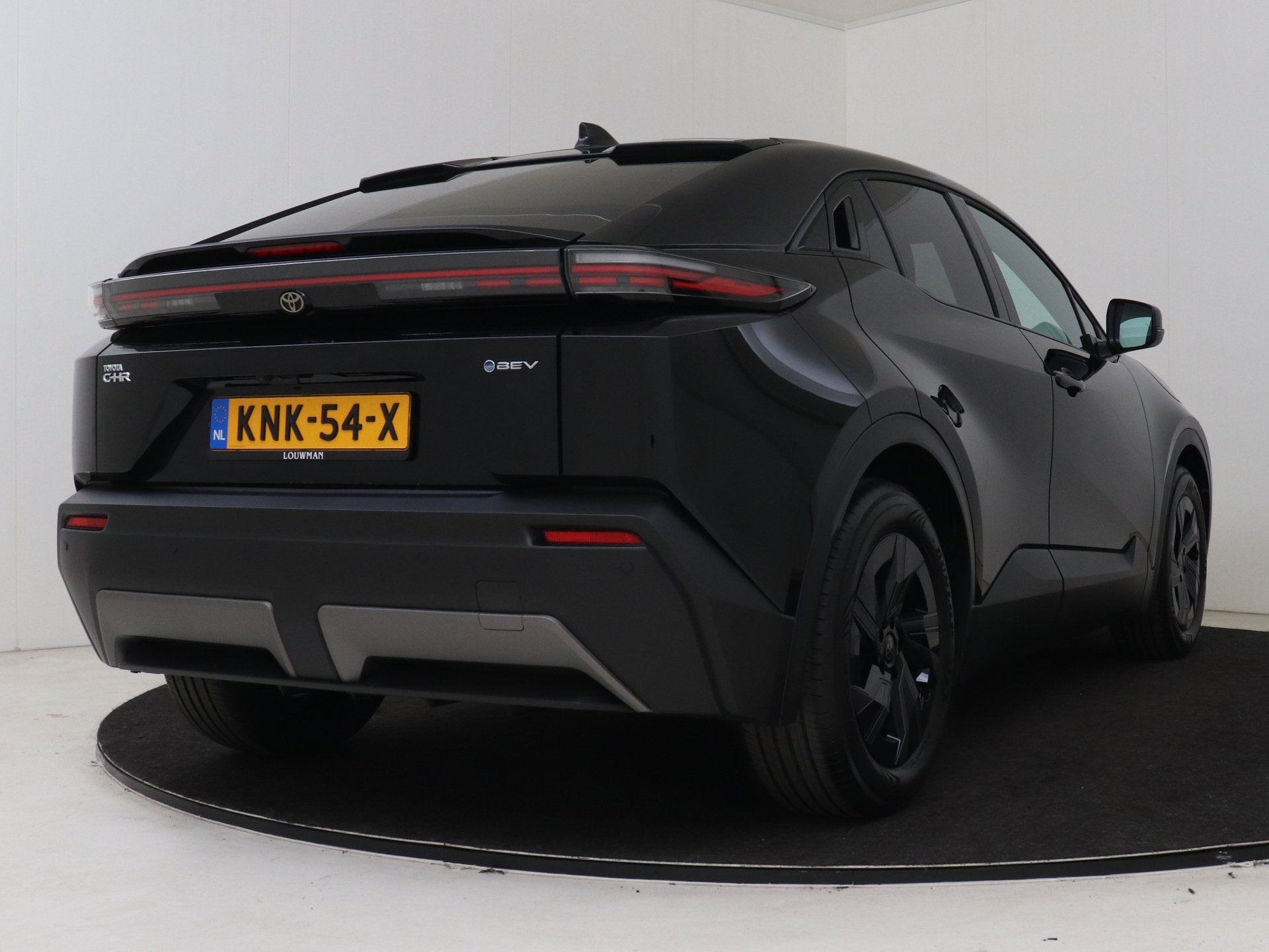Toyota C-HR+ First Edition 77 kWh | BTW voertuig | 18" | dod, Auto's, Toyota, 12 maanden, 24 min, Leder en Stof, Zwart