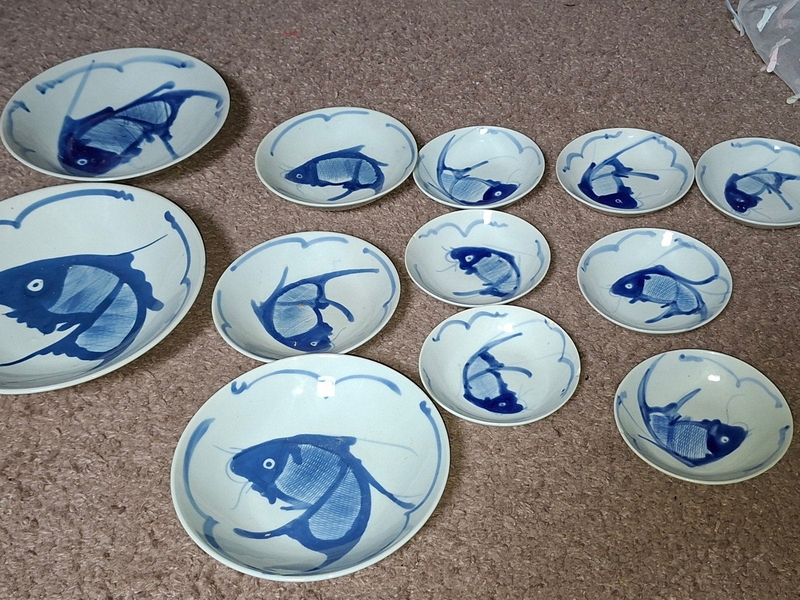 Vintage porseleinen servies met vissenmotief - 13-delig, Antiek en Kunst, Antiek | Servies los, Ophalen of Verzenden