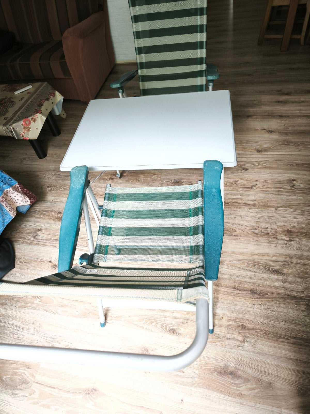 Inklapbare campingstoel met tafel - groen/wit tuin, Ophalen of Verzenden, Gebruikt, Metaal, Inklapbaar