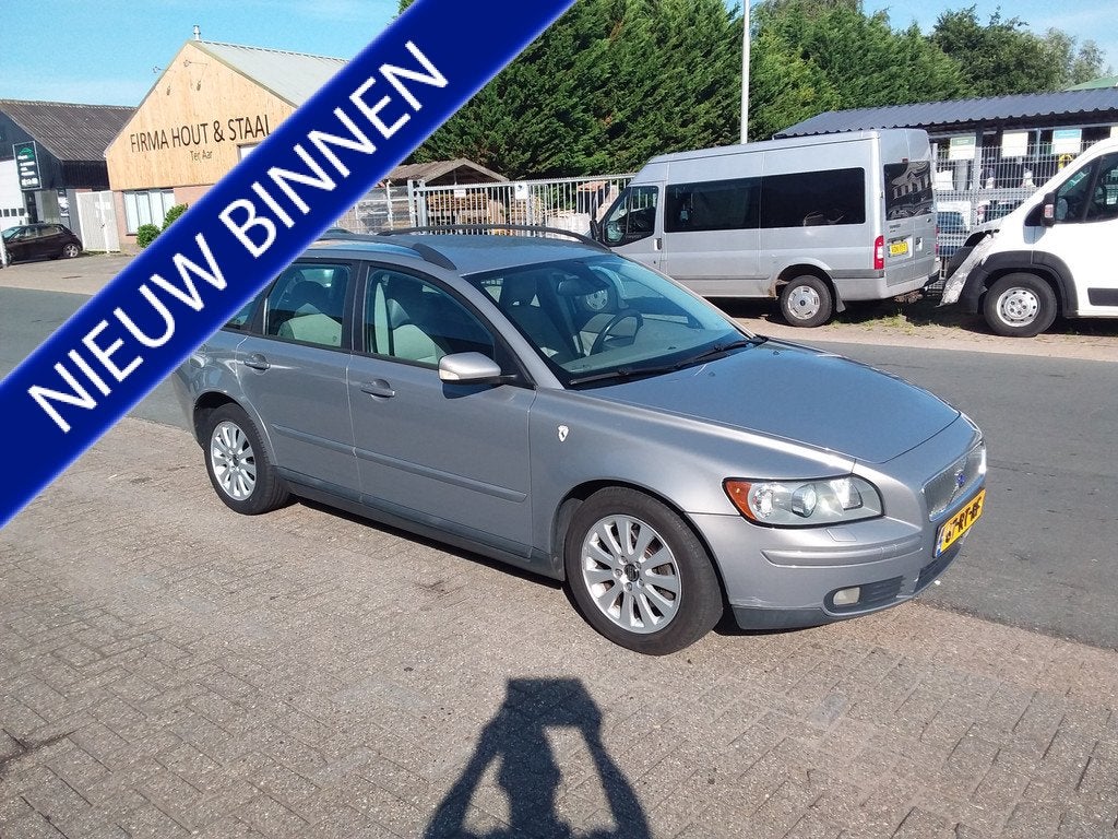 Volvo V50 2.4i Momentum (bj 2005, automaat), Auto's, Volvo, 1378 kg, Gebruikt, 700 kg, Leder en Stof