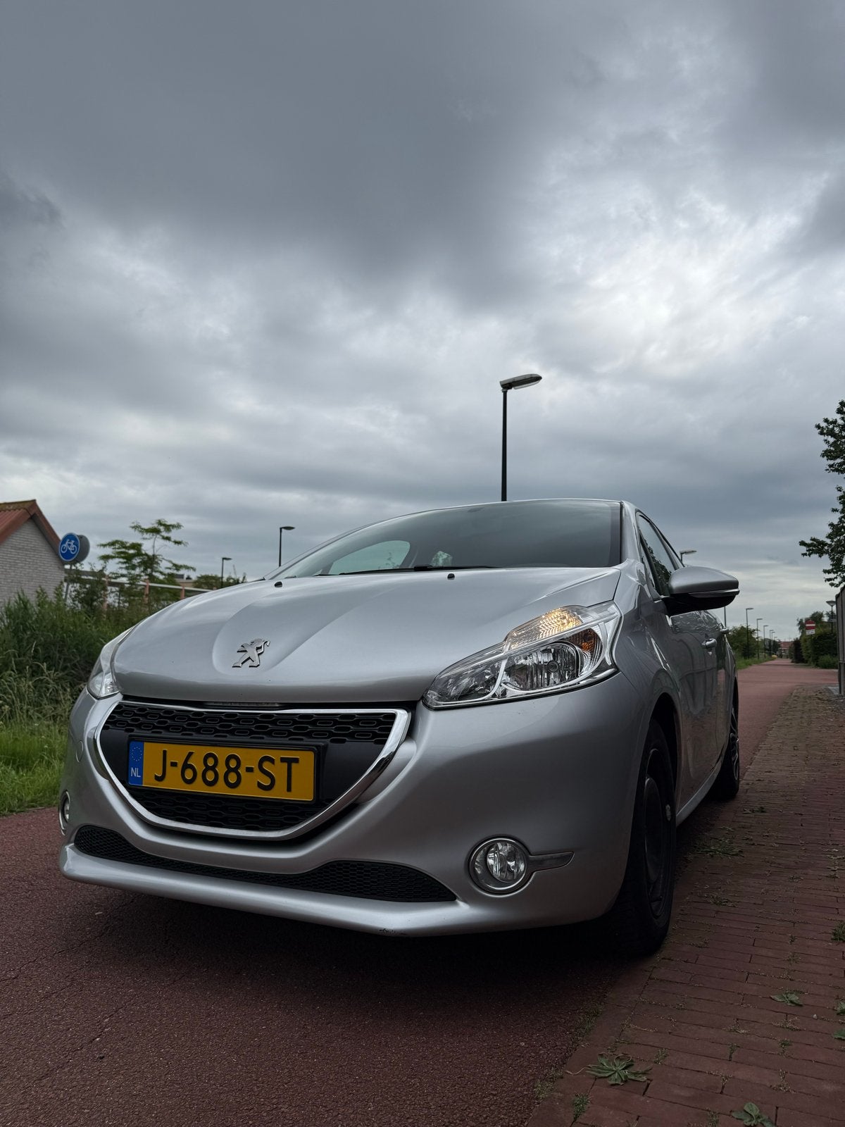 Peugeot 208 AUT 1.2 VTI 5-D 2014 Grijs cruise parksensor, 40 €/maand, Zwart, 1199 cc, 24 km/l